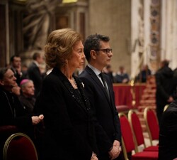 La Reina Doña Sofía durante el momento de oración