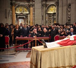 Momento de recogimiento de Doña Sofía ante el cuerpo del Santo Padre, Benedicto XVI