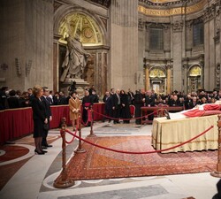 Su Majestad la Reina Doña Sofía, acompañada por el ministro de la Presidencia, Relaciones con las Cortes y Memoria Democrática, Félix Bolaños, ante el