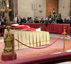 Doña Sofía durante la oración ante el cuerpo de Benedicto XVI