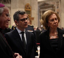 Al finalizar la oración, Doña Sofía conversa con las autoridades en el interior de la Basílica de San Pedro