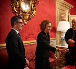 La Reina Doña Sofía se desplazó a la Embajada de España ante la Santa Sede, donde mantuvo un encuentro con autoridades de la comunidad religiosa