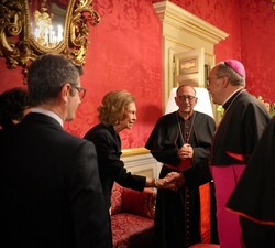 Doña Sofía recibe el saludo de las autoridades eclesiásticas