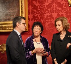 Doña Sofía conversa con las autoridades en la Embajada de España ante la Santa Sede