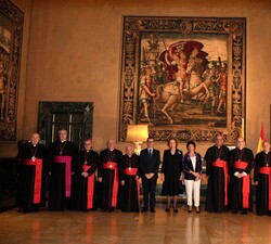 Su Majestad la Reina Doña Sofía junto a las autoridades religiosas en la Embajada de España ante la Santa Sede