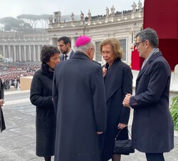 Conversación de Doña Sofía con autoridades momentos antes del inicio de la Ceremonia