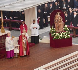 Su Majestad la Reina Doña Sofía durante la misa exequial por el Sumo Pontífice Emérito Benedicto XVI, en la Basílica de San Pedro, oficiada por el Pap