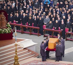 Momento del traslado del ataúd del Papa Benedicto XVI durante la Ceremonia