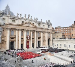 Misa exequial por el Sumo Pontífice Emérito Benedicto XVI, en la Basílica de San Pedro, oficiada por el Papa Francisco