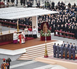 Momento de la Ceremonia de la misa exequial por el Sumo Pontífice Emérito Benedicto XVI