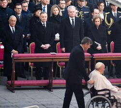 Doña Sofía durante la entrada del Papa Francisco en la Plaza de San Pedro