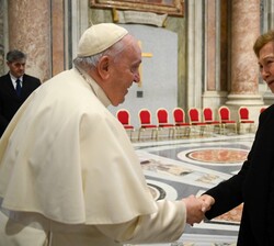 Su Majestad la Reina Doña Sofía recibe el saludo del Santo Padre, el Papa Francisco, una vez finalizada la Ceremonia