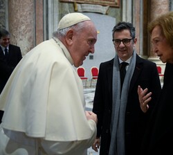 Doña Sofía conversa con el Papa Francisco junto al ministro de la Presidencia, Relaciones con las Cortes y Memoria Democrática, Félix Bolaños