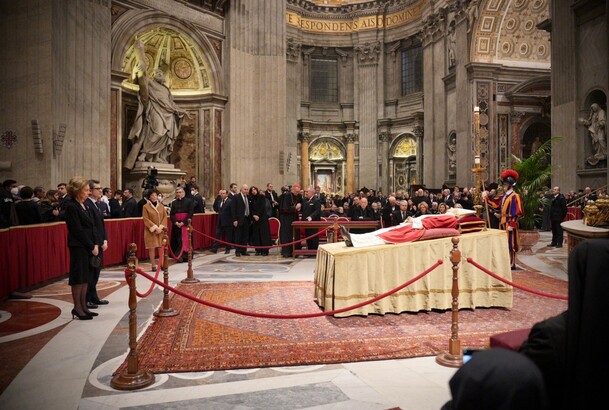 Su Majestad la Reina Doña Sofía, acompañada por el ministro de la Presidencia, Relaciones con las Cortes y Memoria Democrática, Félix Bolaños, ante el