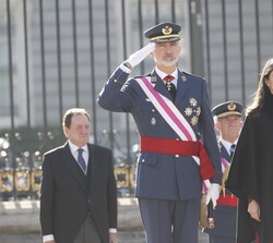 Sus Majestades los Reyes reciben los Honores Militares que por Ordenanza les corresponden, himno nacional y salva de 21 cañonazos