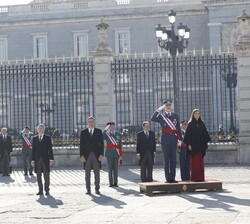Sus Majestades los Reyes reciben los Honores Militares que por Ordenanza les corresponden, himno nacional y salva de 21 cañonazos