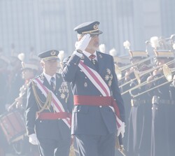 Su Majestad el Rey pasa revista a una formación de la Guardia Real, acompañado del jefe de Estado Mayor de la Defensa, el jefe del Cuarto Militar y el