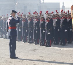 Don Felipe saluda a la bandera