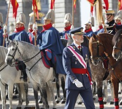 Su Majestad durante la revista al escuadrón de la Guardia Real