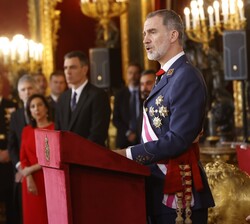 Su Majestad el Rey, acompañado de Su Majestad la Reina, durante su intervención en el Salón del Trono del Palacio Real de Madrid