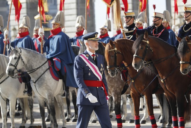 Su Majestad durante la revista al escuadrón de la Guardia Real