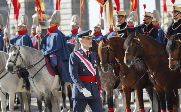 Su Majestad durante la revista al escuadrón de la Guardia Real