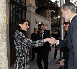 Su Majestad el Rey recibe el saludo de la ministra de Justicia, Pilar Llop