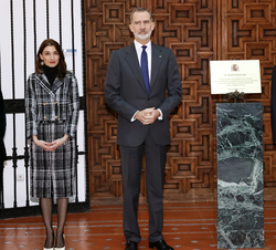 Su Majestad el Rey, el Defensor del Pueblo y la ministra de Justicia junto a la placa conmemorativa
