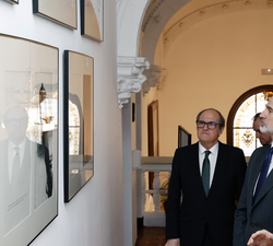 Su Majestad el Rey durante su visita por las instalaciones