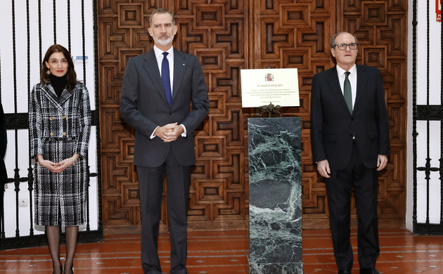 Su Majestad el Rey, el Defensor del Pueblo y la ministra de Justicia junto a la placa conmemorativa