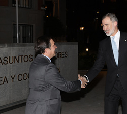 Su Majestad el Rey es recibido por el ministro de Asuntos Exteriores, Unión Europea y Cooperación, José Manuel Albares