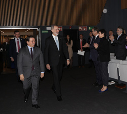 Su Majestad el Rey a su llegada al Ministerio recibe una calurosa bienvenida