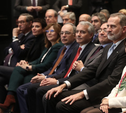 Su Majestad el Rey en primera fila de asientos junto a las autoridades asistentes al acto
