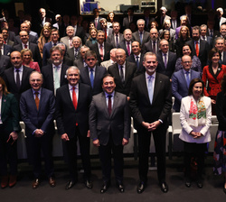 Fotografía de grupo de Don Felipe con los embajadores de España y las autoridades asistentes a la conferencia