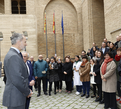 Su Majestad el Rey recibe el saludo de los arquitectos encargados de las obras de restauración