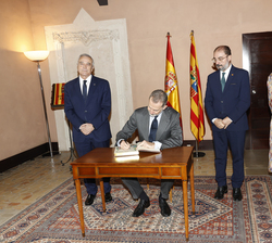 Su Majestad el Rey durante su firma en el libro de honor