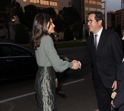 Doña Letizia recibe el saludo del presidente de la CEOE, Antonio Garamendi, en presencia de la vicepresidenta primera del Gobierno y ministra de Asunt