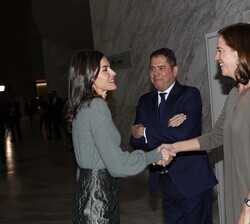 Su Majestad la Reina es saludada por los vicepresidentes de la CEOE a su llegada al Palacio Municipal de Congresos de Madrid