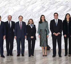 Doña Letizia acompañada de las autoridades asistentes al acto+