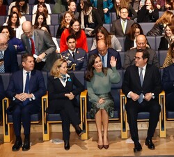 Su Majestad la Reina saluda acompañada por las autoridades asistentes al acto tras acceder al auditorio del Palacio Municipal de Congresos de Madrid