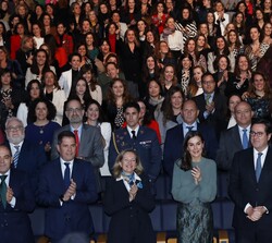 Doña Letizia acompañada por todos los asistentes al acto aplaude una vez finalizado el acto