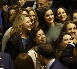 Su Majestad la Reina se hace un selfie con algunas de las personas asistentes al acto 