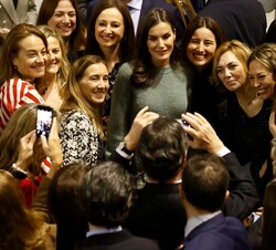 Doña Letizia acompañada por un grupo de asistentes al acto