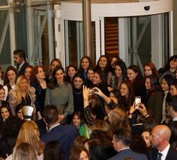 Su Majestad la Reina mantiene un encuentro con los asistentes al acto