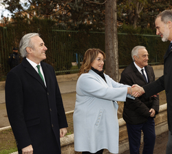Su Majestad el Rey recibe el saludo de la Delegada del Gobierno en la Comunidad Autónoma de Aragón, Rosa María Serrano