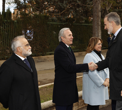 Su Majestad el Rey recibe el saludo del alcalde de Zaragoza, Jorge Azcón