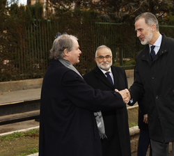 Su Majestad el Rey recibe el saludo del presidente de la Fundación Princesa de Girona, Francisco Belil