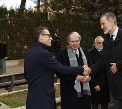 Su Majestad el Rey recibe el saludo del director general de la Fundación Princesa de Girona, Salvador Tasqué
