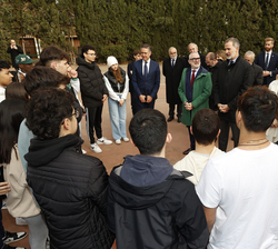 Su Majestad el Rey con alumnos del centro en la pista de vóleibol 