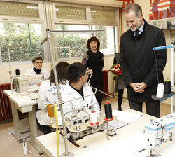 Su Majestad el Rey con los alumnos del centro en el aula de costura